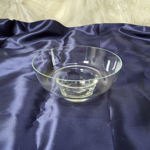 Large glass bowl with foot like new, versatile serving fruit bowl