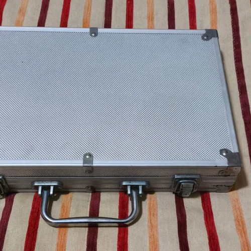 Poker set 199 chips used, aluminum case