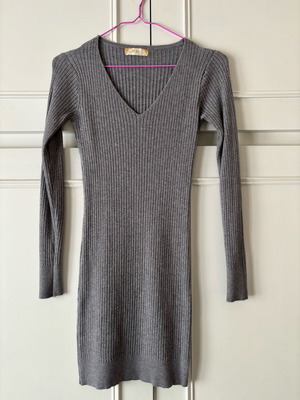 Rib elastic dress like new, grey knit with V neckline