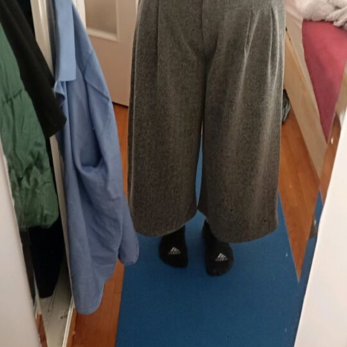 Manolo gray crop pants large like new