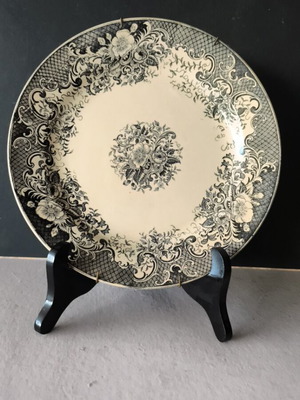 French porcelain decorative plate like new, 23.5 cm diameter