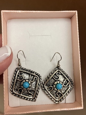 Vintage earrings and bracelet like new
