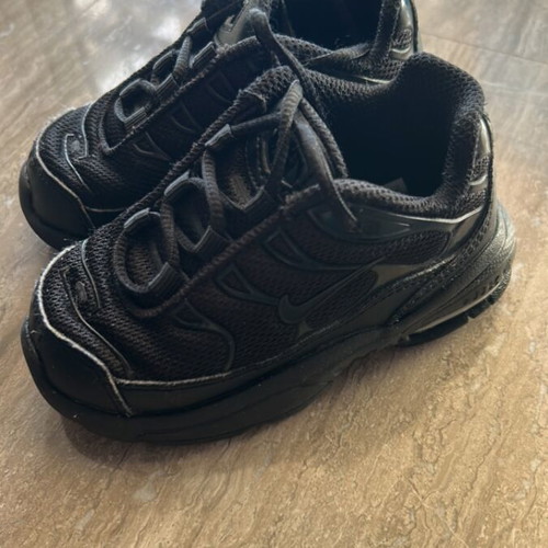 Nike tn plus 22 shoes used, black