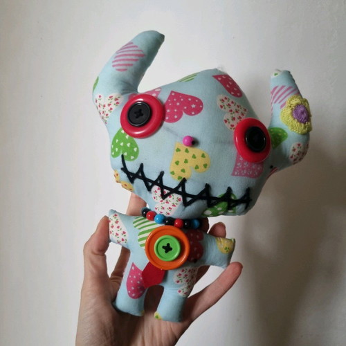 Ugly Doll παιχνίδι σαν καινούργιο, διακοσμητική υφασμάτινη κούκλα με κουμπιά και κολιέ