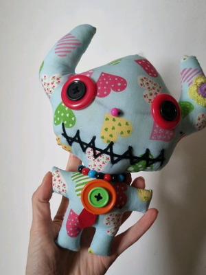 Ugly Doll παιχνίδι σαν καινούργιο, διακοσμητική υφασμάτινη κούκλα με κουμπιά και κολιέ