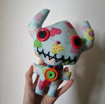 Ugly Doll παιχνίδι σαν καινούργιο, διακοσμητική υφασμάτινη κούκλα με κουμπιά και κολιέ