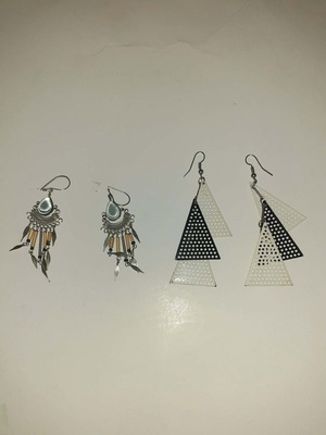 Women's pairs of earrings used