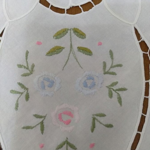 Tablecloth with 3 squares like new, white with embroidery and cutwork