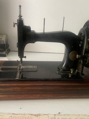 Ραπτομηχανή του 18ου αιώνα μεταχειρισμένη, λειτουργική