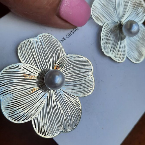 Handmade flower stud earrings with white pearl