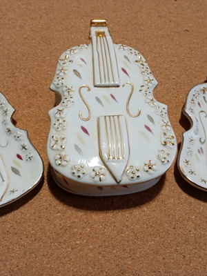 Vintage IOHPAP Japan porcelain violin-shaped ashtray set like new