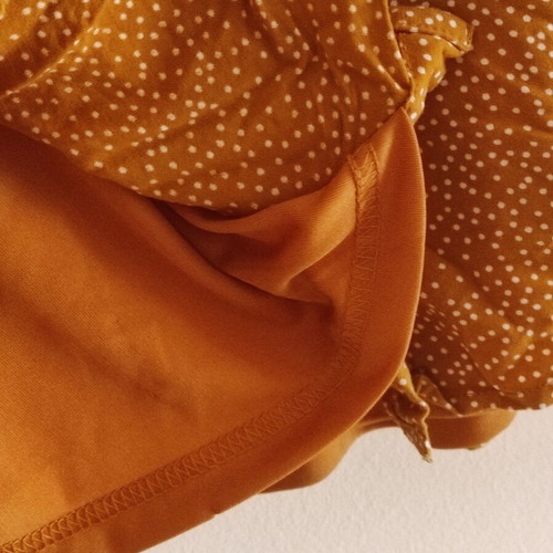 Skirt Stradivarius like new, short viscose with buttons, tan with white dots
