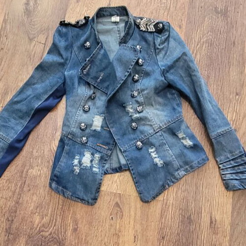 Denim fitted jacket like new, size XS, with metal buttons and patches