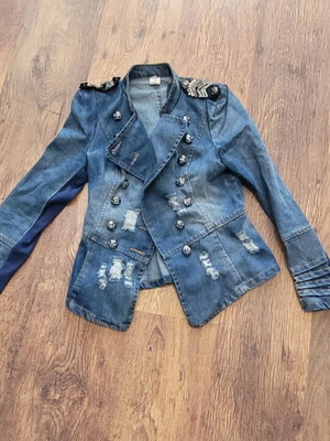 Denim fitted jacket like new, size XS, with metal buttons and patches