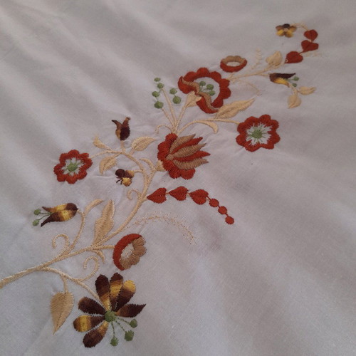 Tablecloth with embroidery like new