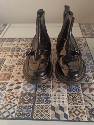 Leather ankle boots black patent no. 42, slightly used