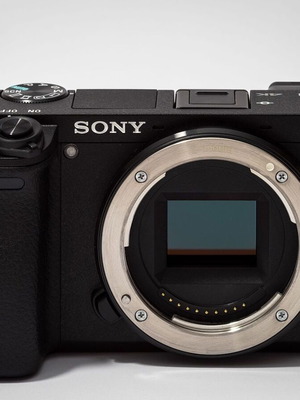 Φωτογραφική μηχανή Sony a6300 με 3 φακούς Sigma σαν καινούργια και περιφερειακό εξοπλισμό