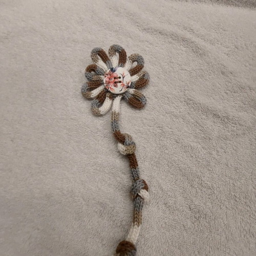 Knitted flower brooch with button new