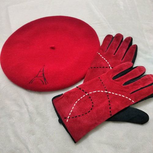 Set of leather gloves and wool beret like new, red