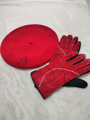 Set of leather gloves and wool beret like new, red