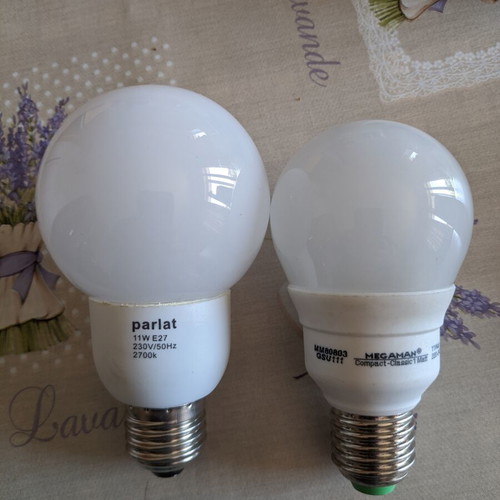 Light bulbs E27 11 watt 2700k pack of 2 like new