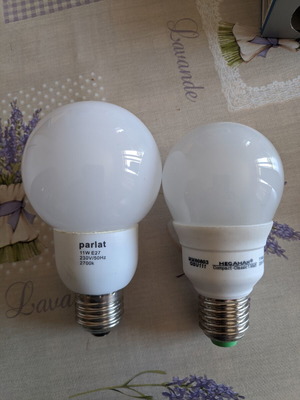 Light bulbs E27 11 watt 2700k pack of 2 like new