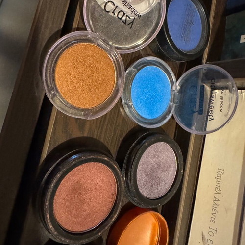 20 eyeshadows like new in various colors