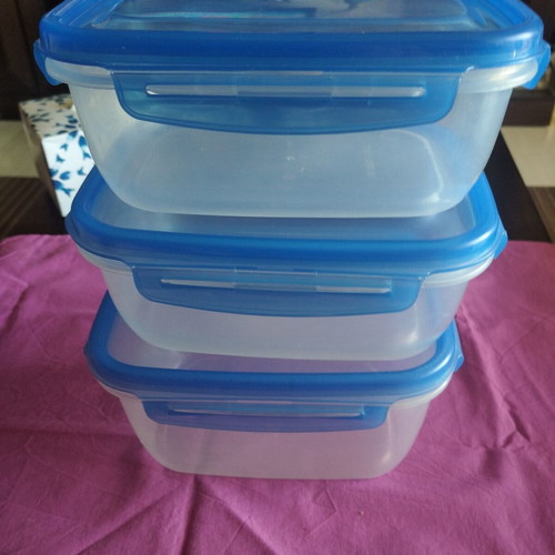 Set of 3 airtight nesting food containers like new