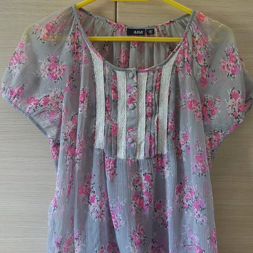 Gray transparent blouse tunic with pink, lilac and white flowers size XL like new