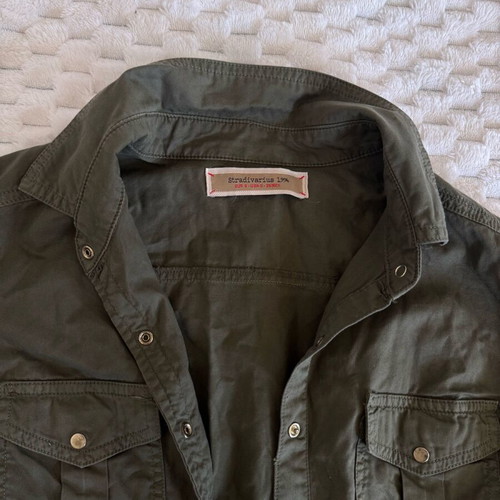Stradivarius khaki shirt with pockets like new, fitted