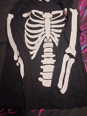 H&M shirt 8-10 years with glow-in-the-dark design, like new