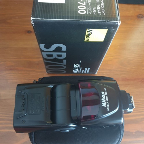 Nikon Speedlight SB-700 iTTL flash like new with batteries and charger