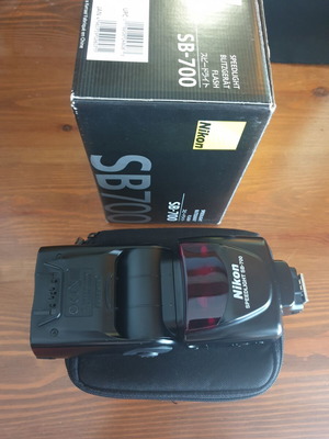 Nikon Speedlight SB-700 iTTL flash like new with batteries and charger