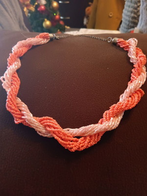 Necklace like new, coral pink