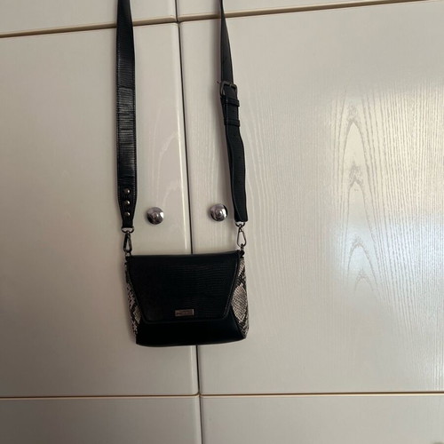Doca Women's Shoulder Bag Like New Black White