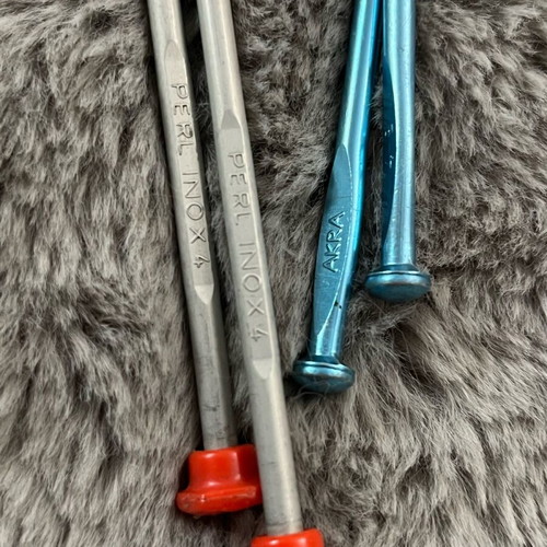 Knitting needles used, 2 pairs