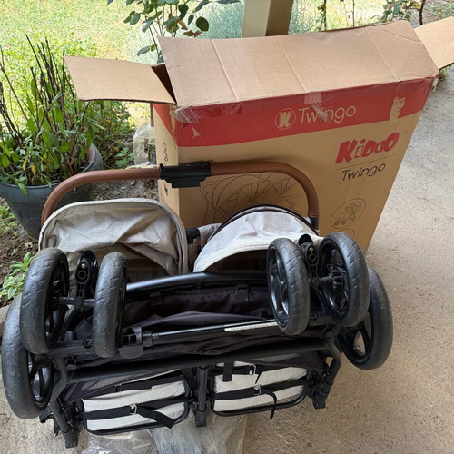 Kiddo Twin Stroller like new with accessories