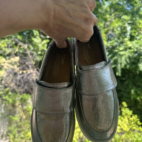 TOMS Metallic Leather Slip-On Sneakers like new, size 38, silver