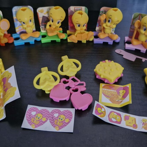 Tweety series 2026 figure with leaflets