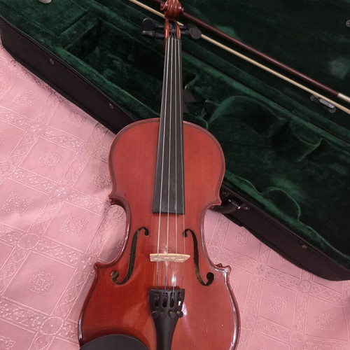 Student violin 1/2 Cremona fecit anno domini 20 like new with bow and case