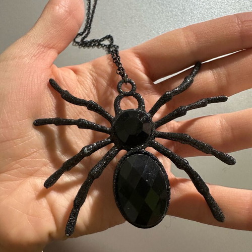 Long necklace with spider like new, black