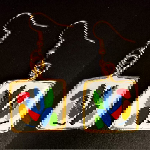 Σκουλαρίκια Άπεφθον καινούργια με πολύχρωμο σχέδιο σε λευκό φόντο