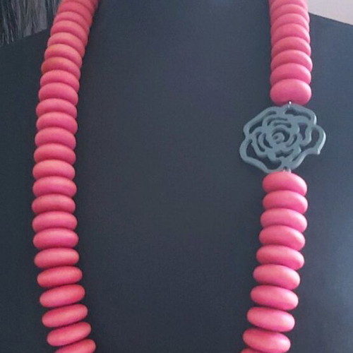Necklace like new with fuchsia wooden elements minimal