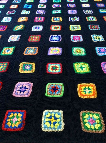  plekti chiropiiti mallini kouverta  - 'Granny Square' - Hand Knitted Wool Blanket