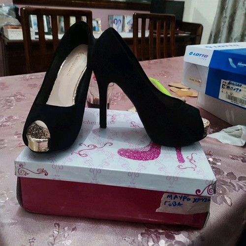 Black pumps with gold detail new