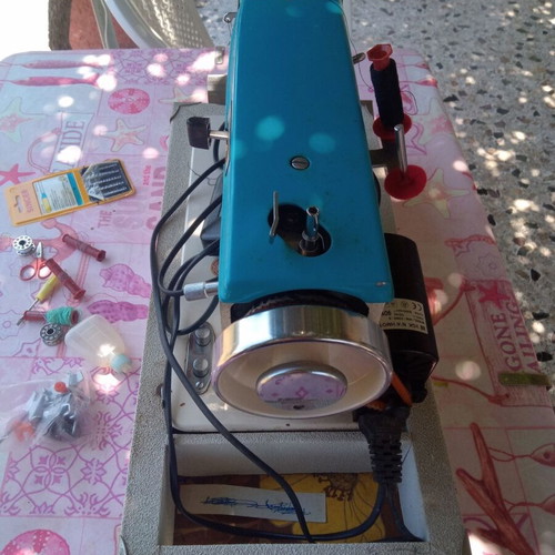 Mercedes electric sewing machine with lighting and case