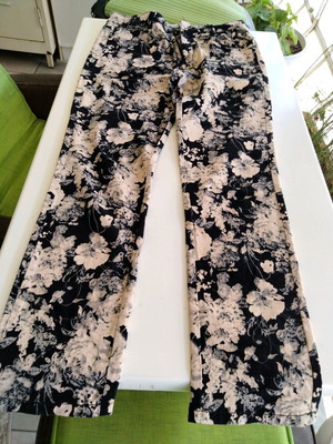 Women's floral pants like new, black and ecru