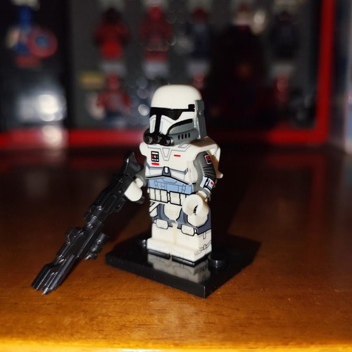 Imperial Commando Star Wars minifigure with accessories