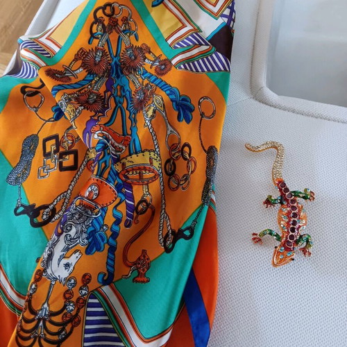 Pin 11 cm with silk scarf 70x70 new