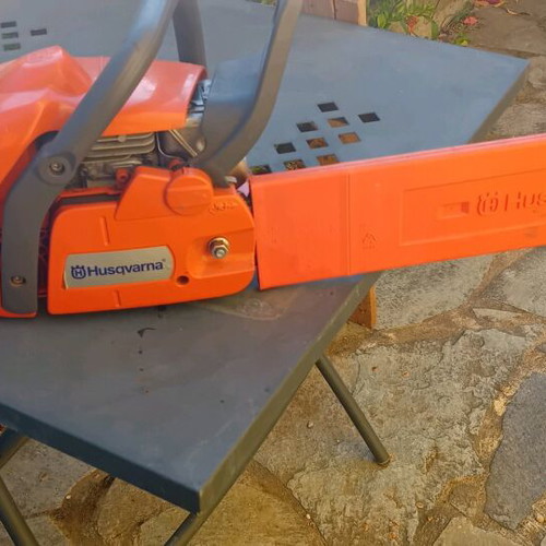 Husqvarna 440 chainsaw like new with new chain
